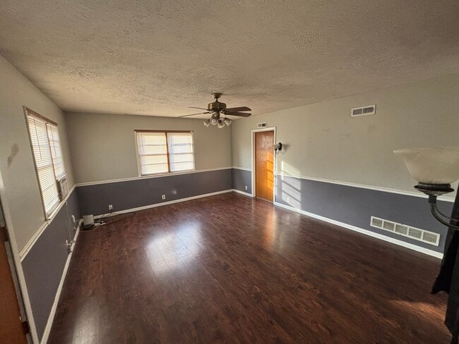 Building Photo - 725 W 22nd Ave