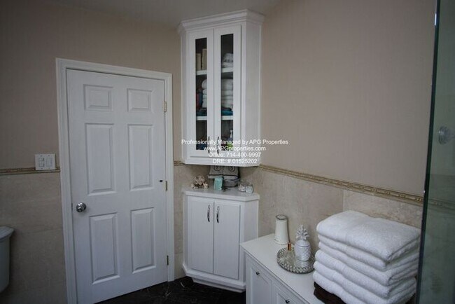 Building Photo - Attractive 4 bedroom / 2 bathroom home wit...