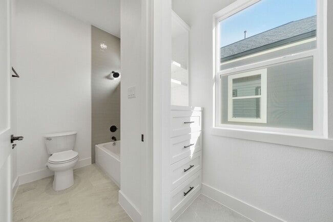 Building Photo - 2036 Thonig Rd