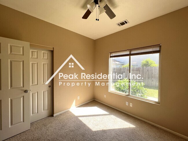 Building Photo - Wonderful Roseville 3bd/2ba House With 3 C...