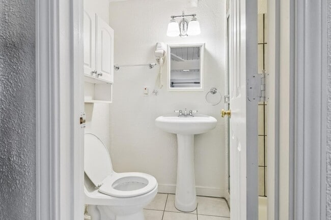 Building Photo - 6900 Thornhill Dr