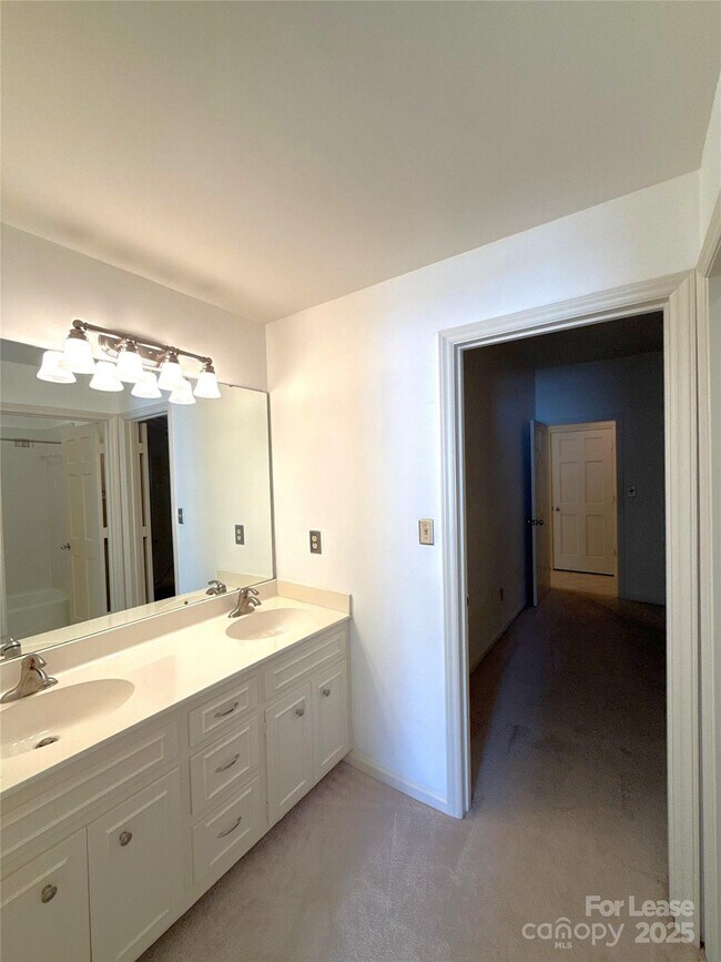 Building Photo - 1016 Queens Rd