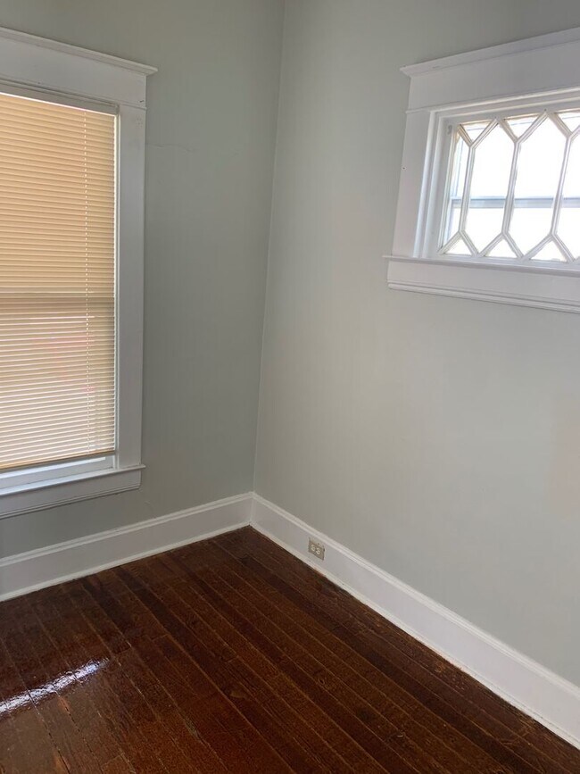 Building Photo - Off Street Parking on Park Ave-Available A...