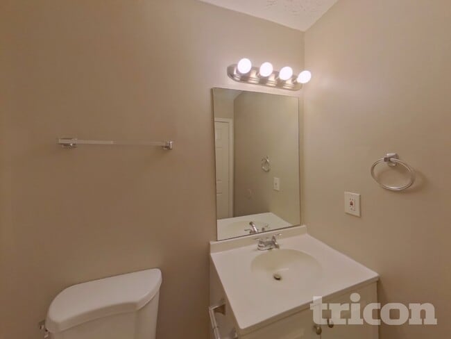 Building Photo - 2338 Briar Knoll Rd