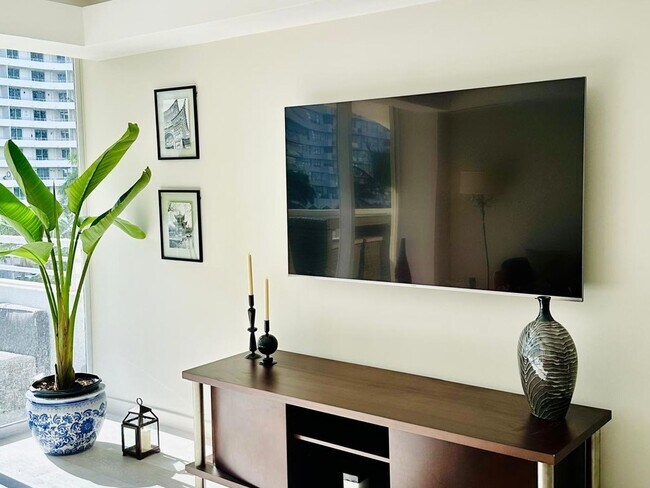 Building Photo - 1 Bedroom Condo in Miami Beach