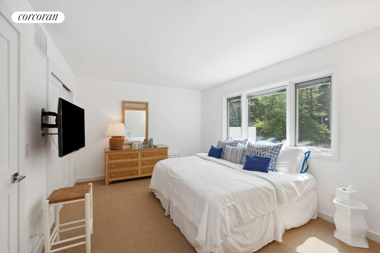 Building Photo - 45 Peconic Hills Dr