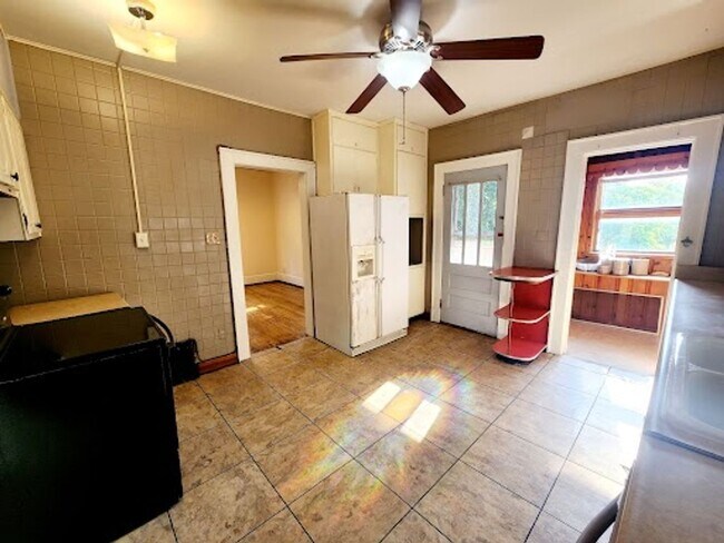 Building Photo - 305 Lyndhurst St