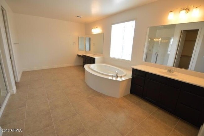 Building Photo - 4307 E Yellowstone Pl