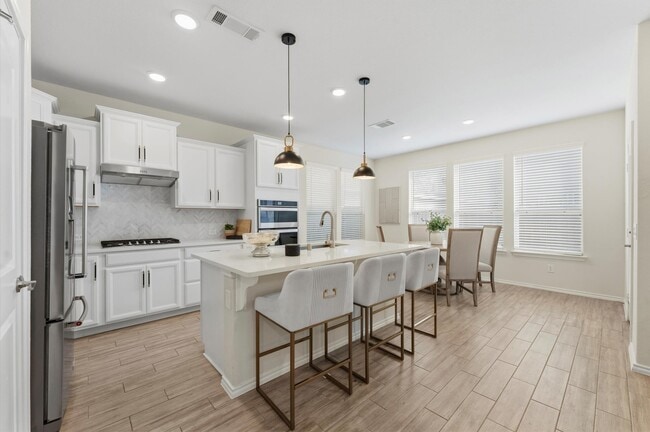 Building Photo - 1822 Calabasas Way