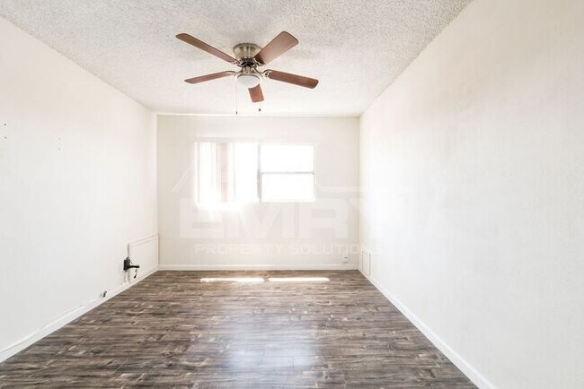 Building Photo - 2 bed 1 bath unit in Inglewood 90302