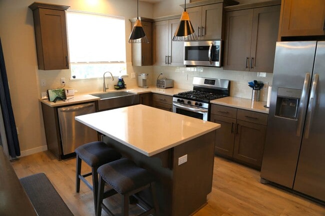 Building Photo - Short Term Leases! Furnished, Low Maintenance, Sweeping Views