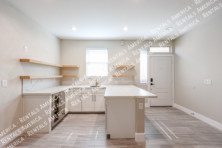 Building Photo - 7855 W Rock Springs Dr