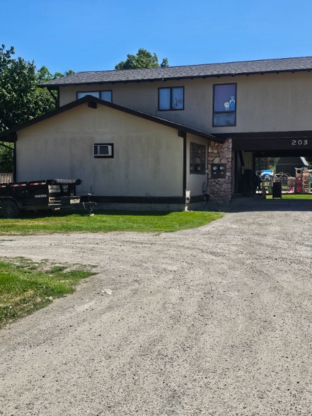 Building Photo - 203 W Larch St