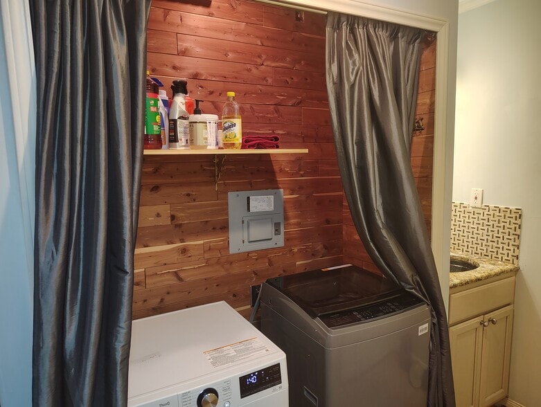 Building Photo - 100 Lorenz Rd