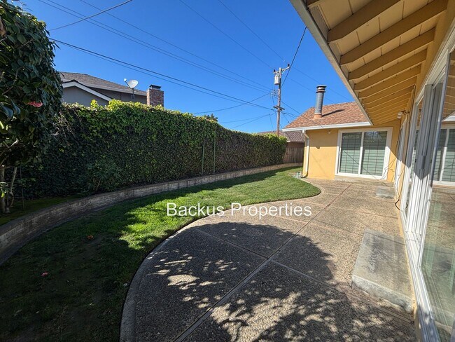 Building Photo - Wonderful three bedroom home in South Salinas