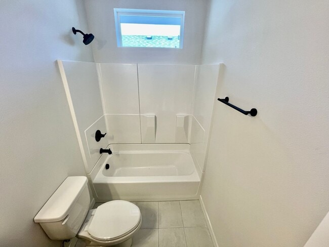 Building Photo - Live in Style! 2BD/2.5B High-End Townhouse...