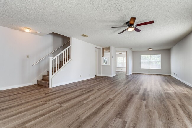 Building Photo - Amazing LOCATION! DeZavala & IH-10 Four Be...