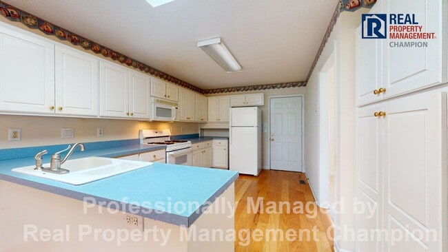 Building Photo - Vintage 3 Bedroom 2 Bathroom in the coveted Fairfield Harbour Subdivision!