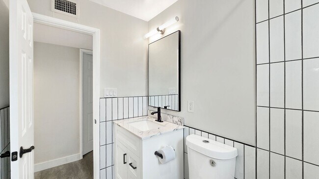 Building Photo - Gorgeous Remodel in Desirable North Central Phoenix Neighborhood