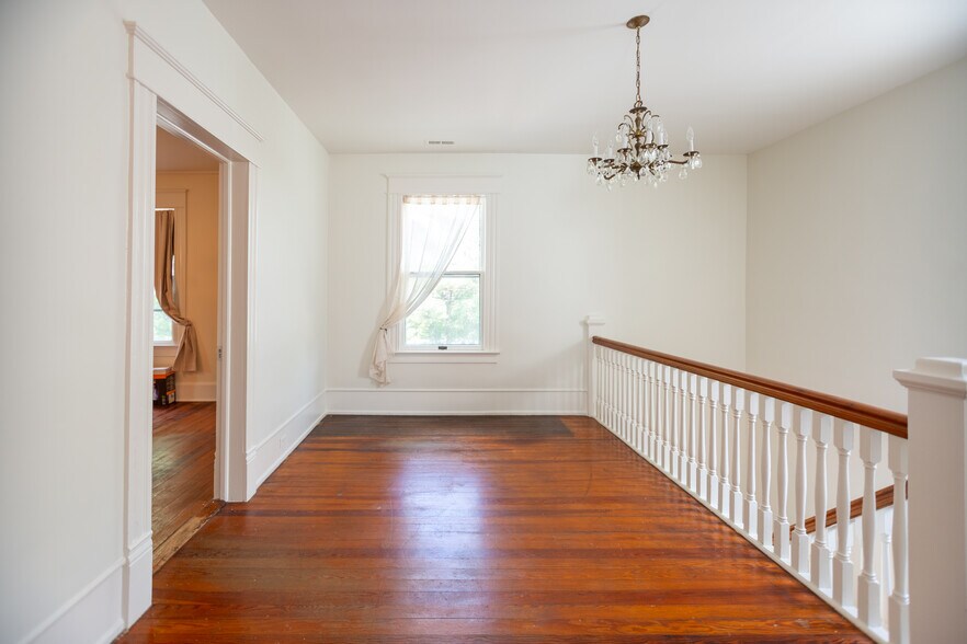 Upstairs Landing - 1014 Shepherd St