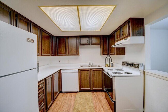 Building Photo - 931 Country Club Dr SE