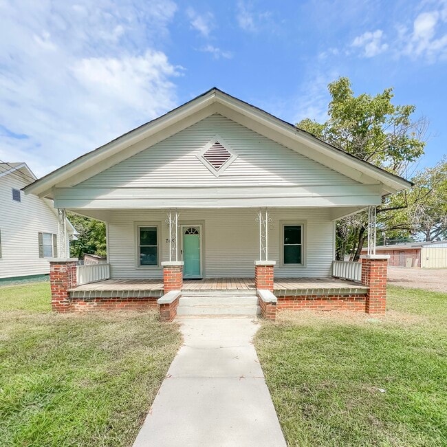 Primary Photo - 705 W 12th St