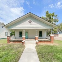 Building Photo - 705 W 12th St