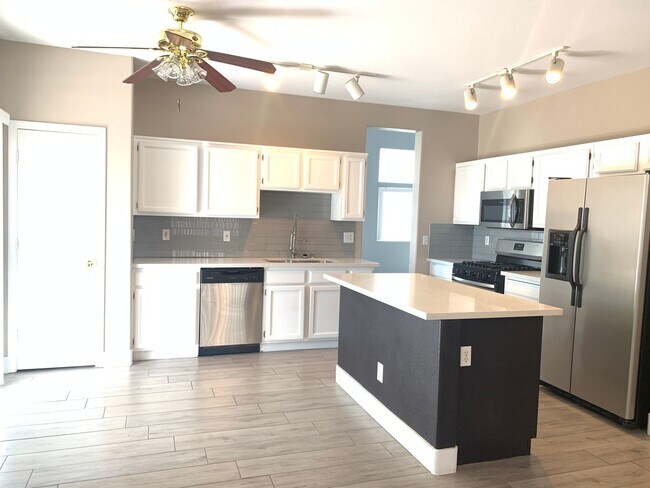 Building Photo - SPACIOUS & ELEGANT LIVING IN THIS GATED HE...