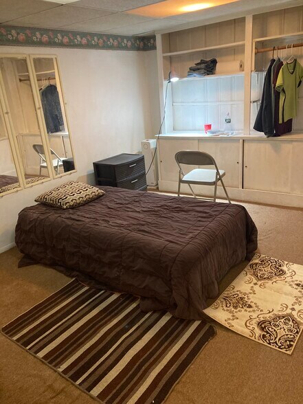 Twin bd- mirror wall -clothing shelf/Pole - 764 Lenore Ln