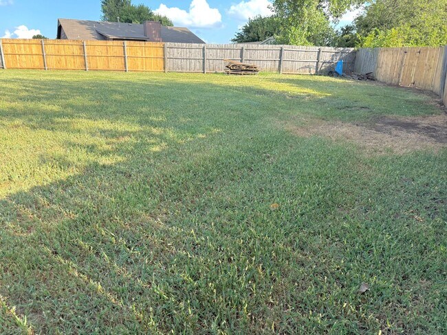 Building Photo - Complete new remodel 3-2-2 home off Broadway in the heart of Moore!