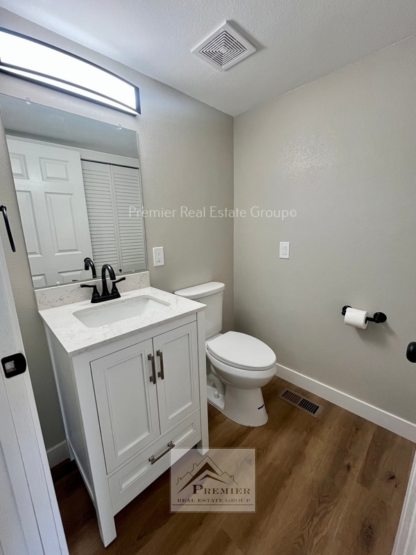 Building Photo - 8059 Lexington Park Dr