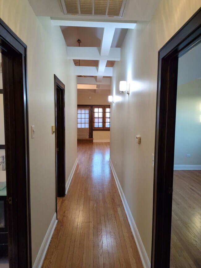 Building Photo - 420 N Pine Ave