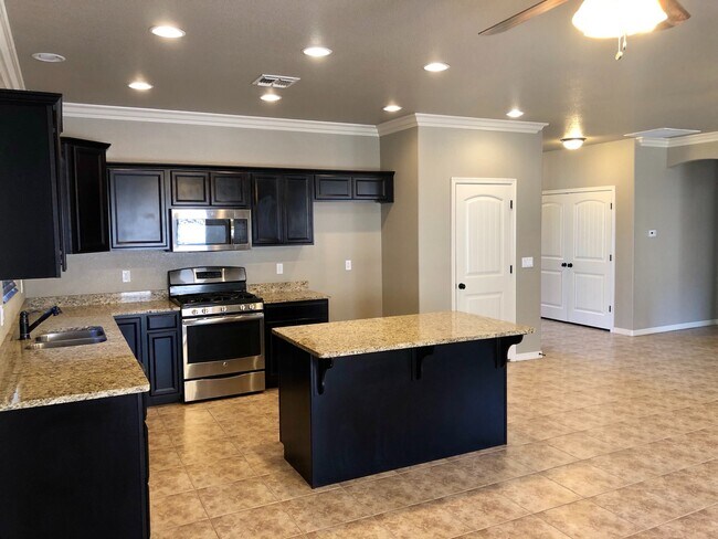 Building Photo - Spacious 4 Bedroom in Southern Vista Estates!