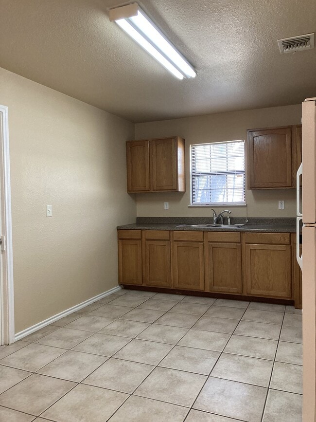 Building Photo - Updated 2 Bedroom Home with Bonus Room and Covered Patio