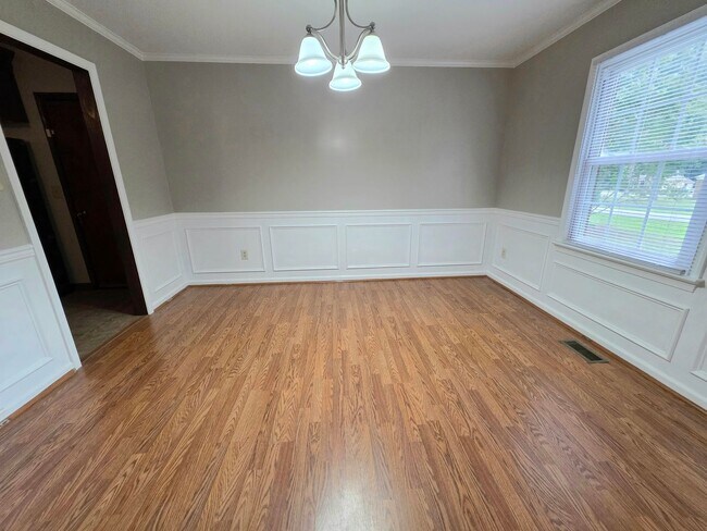Building Photo - Cute Ranch in Yorktown Ready For New Tenants!