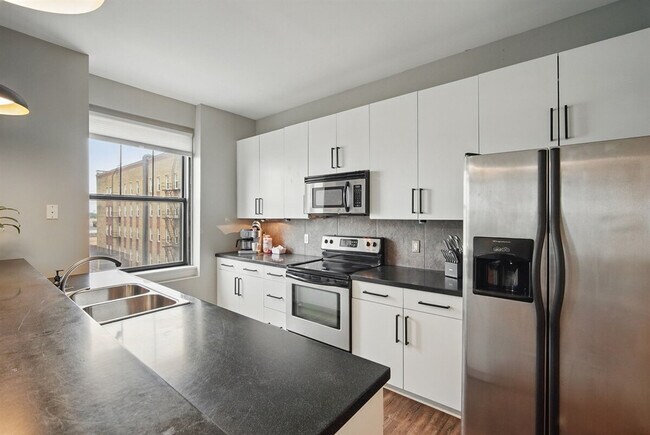 Building Photo - 400 Walnut St