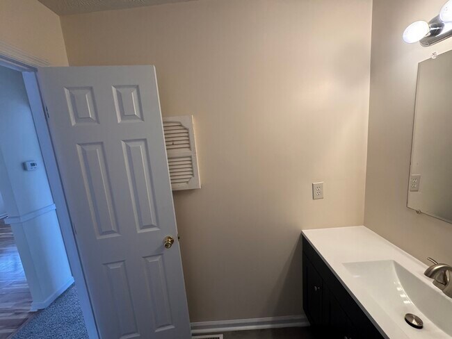 Building Photo - 885 Ridge Rd