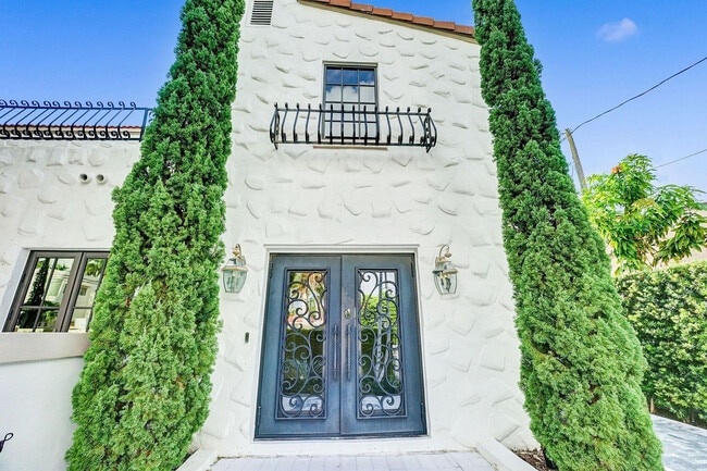 Building Photo - 614 Poinciana Dr