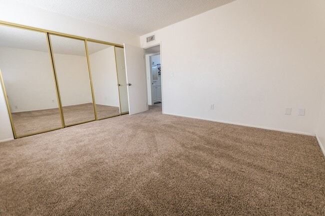 Building Photo - Cozy Condo! 2 Bedroom, 1 Bath, Washer & Dryer and Jacuzzi included!