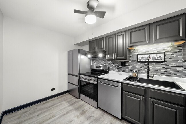 Building Photo - 2615 W Foster Ave