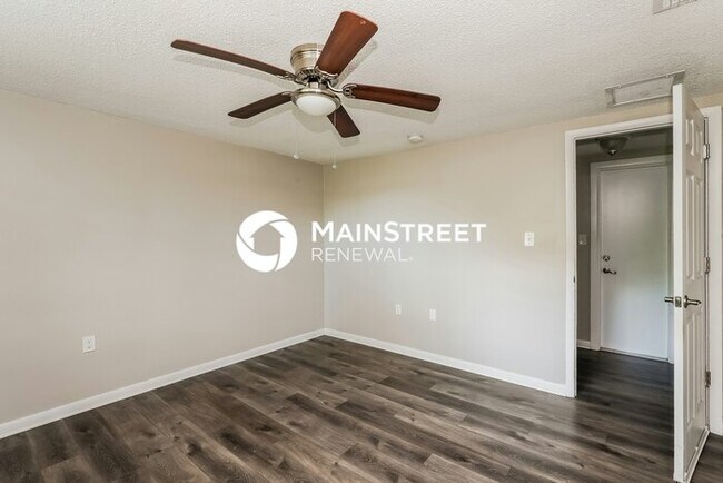 Building Photo - 3 Bedroom Pet-Friendly Home in Port Richey, FL with Main Street Renewal