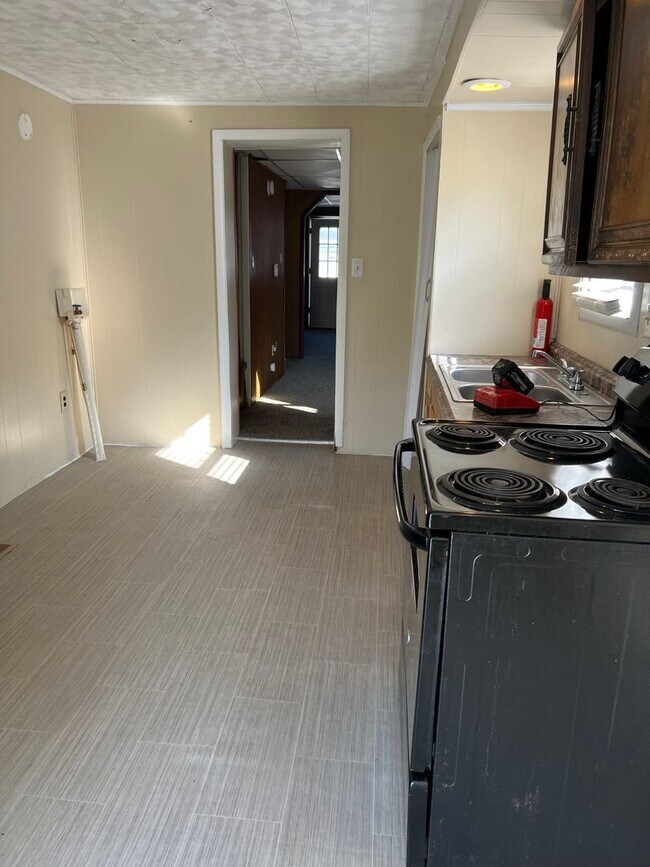 Building Photo - 2 Bedroom with a Bonus Room and Large Yard