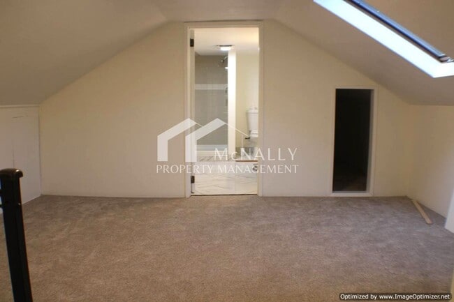 Building Photo - Newly Remodeled 3 bedroom home with Oversi...