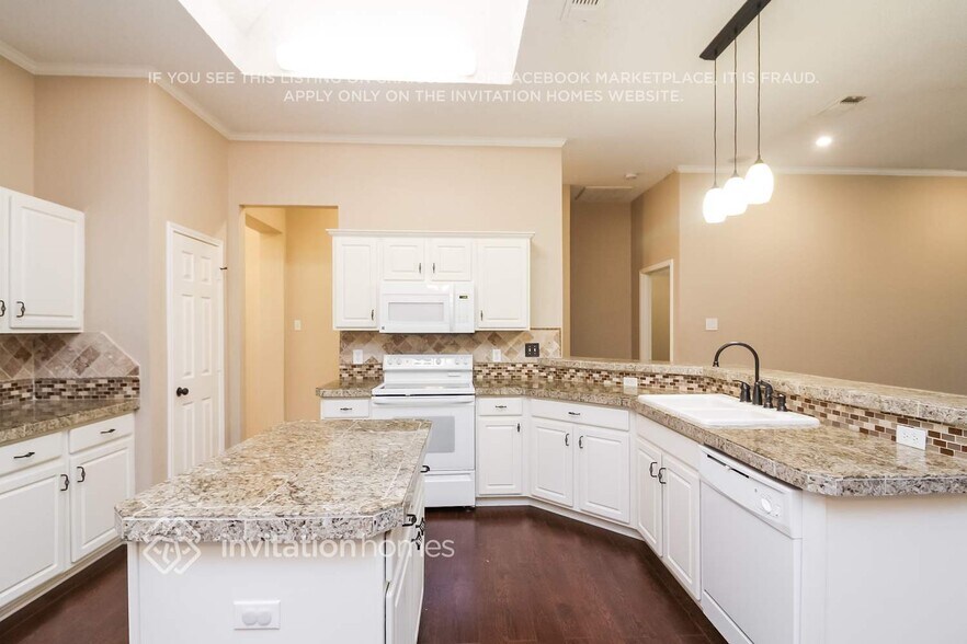Building Photo - 1501 High Crest Dr