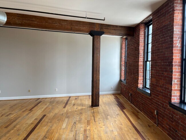 Building Photo - 265 N Queen St