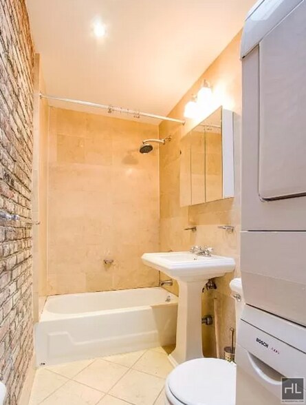 Building Photo - Perry Street