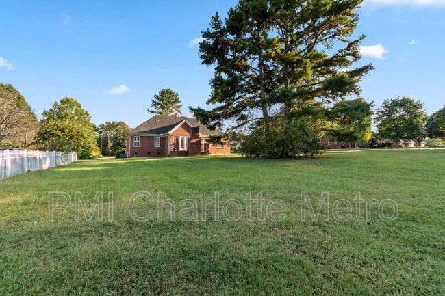 Building Photo - 5916 Meadowmere Dr