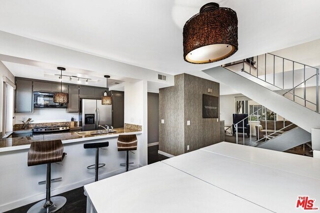 Building Photo - Furnished 3 Bed in Indian Canyon Villas