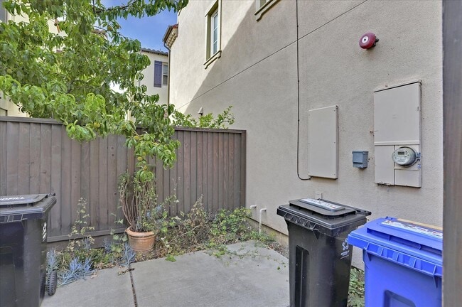 Building Photo - For Rent: Spacious 4BR/3.5BA Newer Home in...