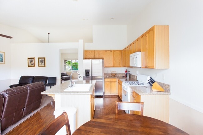 Building Photo - Spacious 4 Bedroom, 2 Bath Furnished Famil...